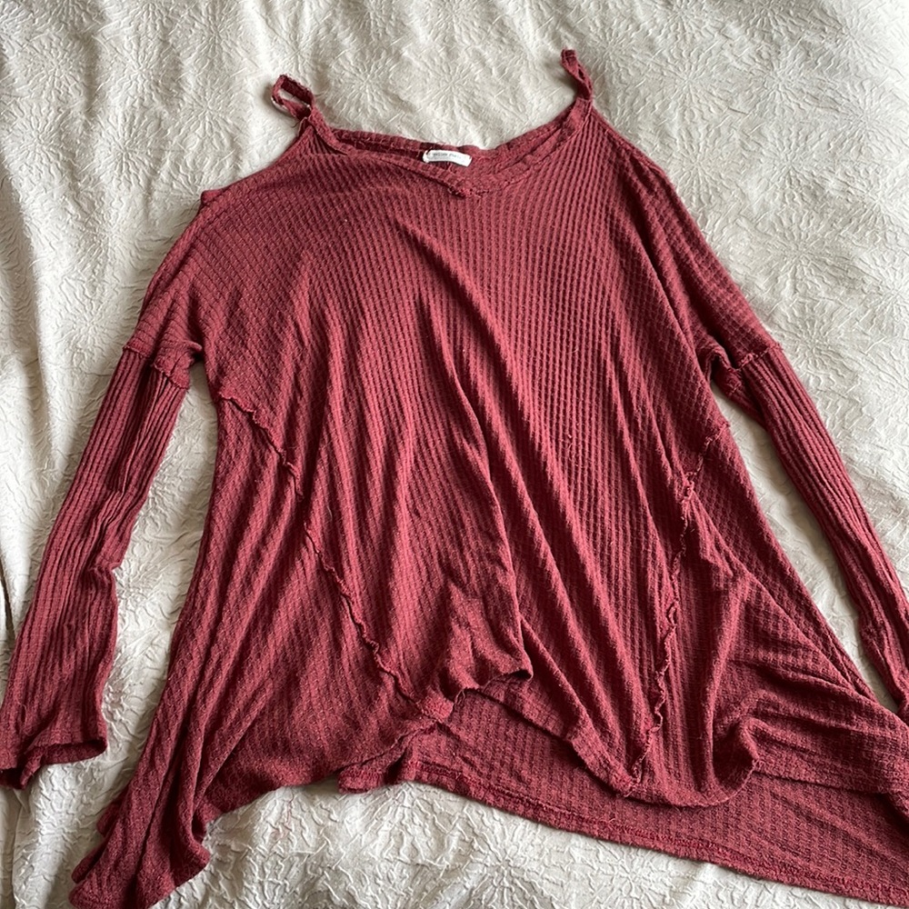 Red split sleeve shirt